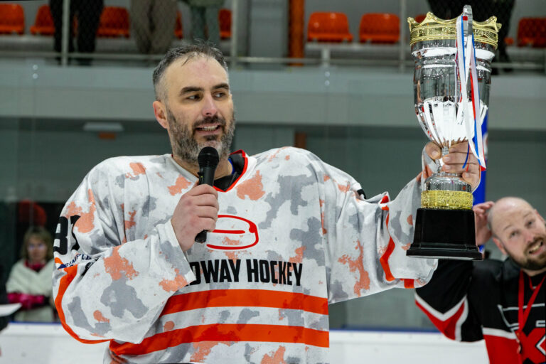 Odovzdávanie trofeje na ľade